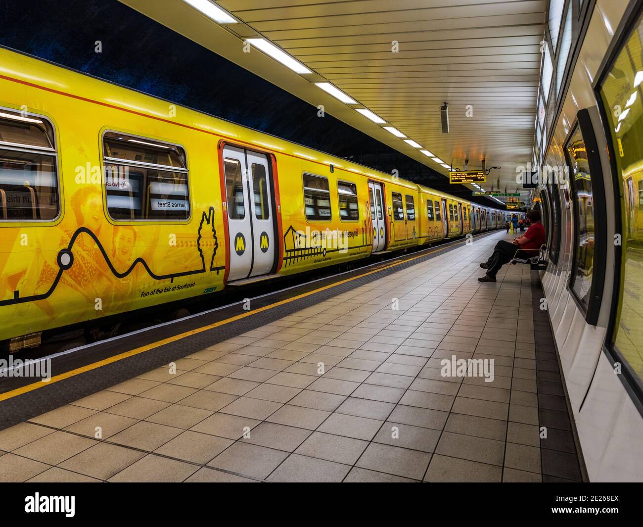 Treno Merseyrail di Liverpool alla stazione di James Street. Stazione della metropolitana Liverpool James St. Foto Stock
