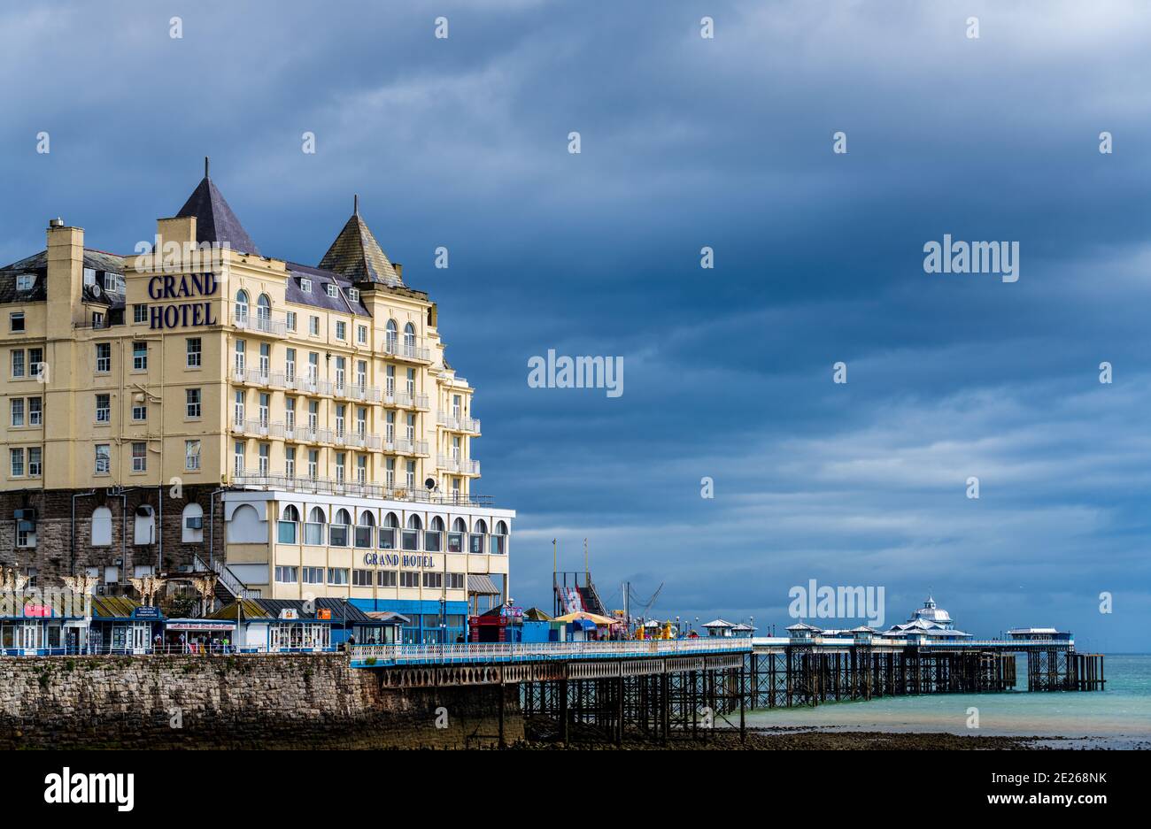 Llandudno Grand Hotel (1855 ricostruito nel 1901) e Llandudno Pier (1877), un molo classificato di grado II* nella località balneare di Llandudno, Galles del Nord, Regno Unito. Foto Stock