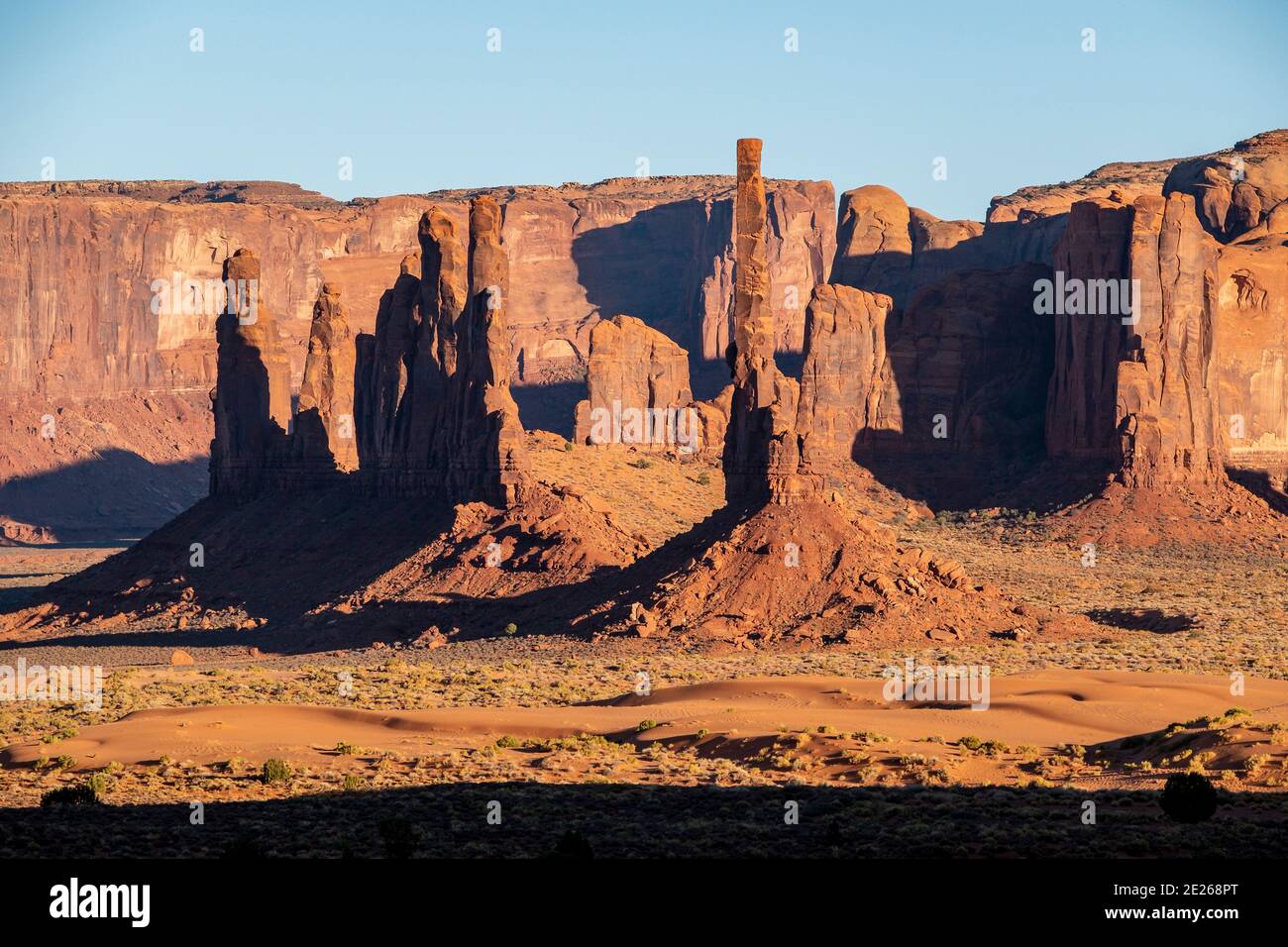 La formazione rocciosa del Totem Pole nel Monument Valley Navajo Tribal Park, Arizona e Utah state Line, Stati Uniti Foto Stock