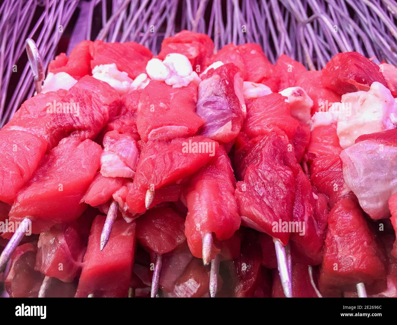 Frattaglie crude Sish kebab, carne pronta per cucinare in un ristorante Foto Stock