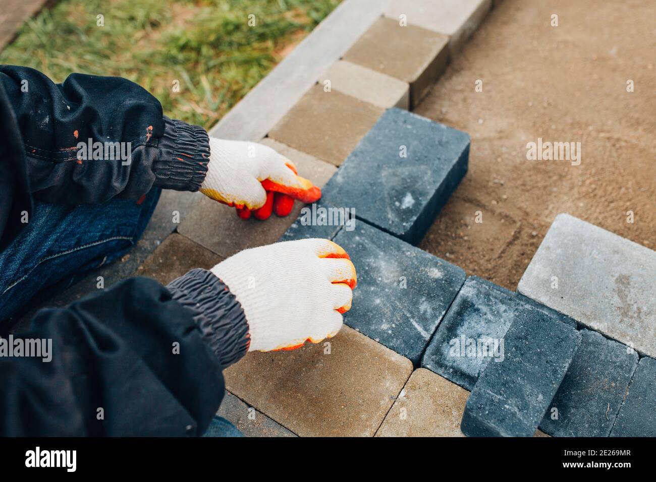 Costruzione di un percorso sul sito intorno alla casa - pietre per pavimentazione in calcestruzzo Foto Stock