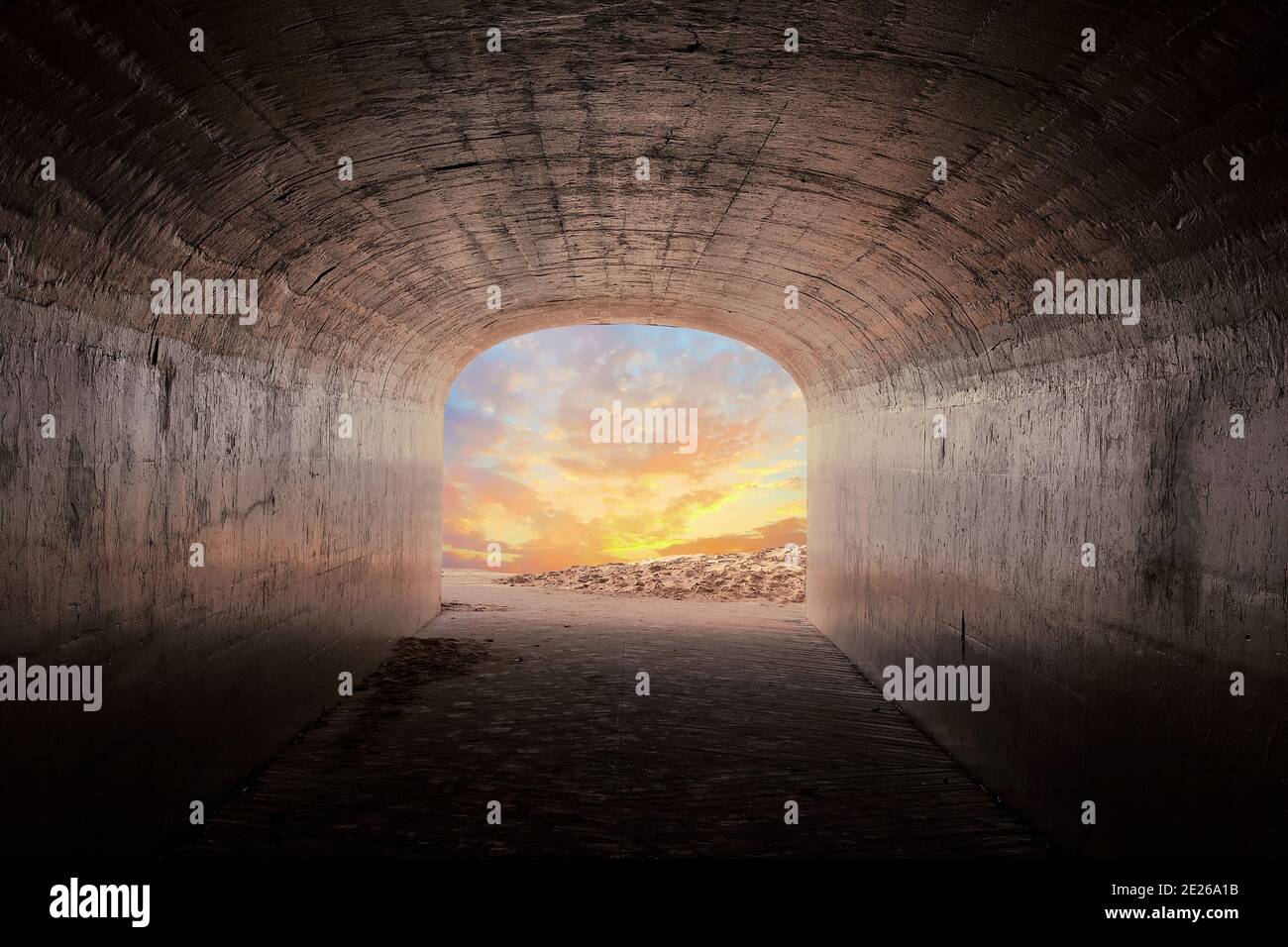 tunnel di cemento scuro con un paesaggio torbido e luminoso Foto Stock