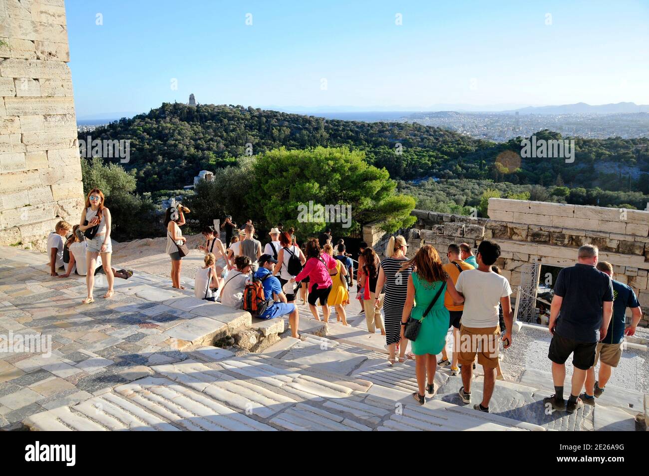 Turisti e visitatori vicino alla Propylea dell'acropoli di Atene nel tardo pomeriggio Foto Stock