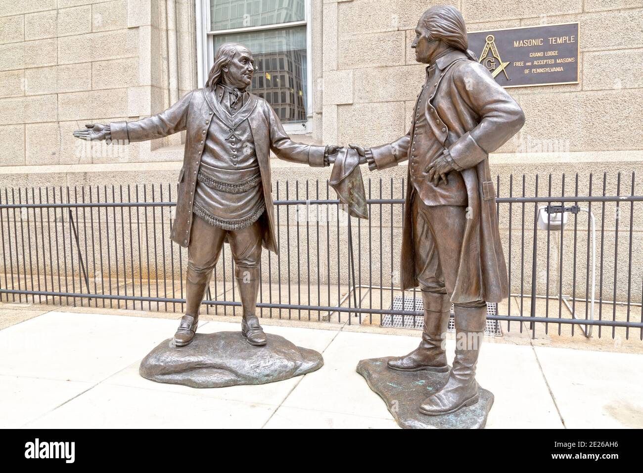 Statua raffigurante Benjamin Franklin e George Washington al di fuori del Masonic Museum and Library a Philadelphia, USA. Foto Stock