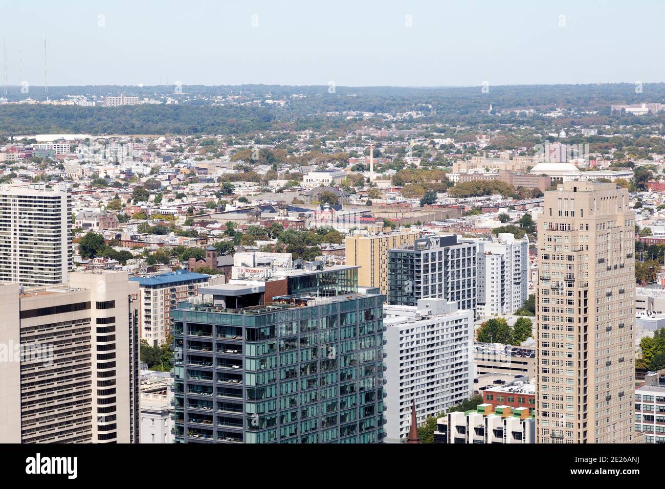 Tetti di edifici nel centro di Philadelphia, Stati Uniti. Il verde è il centro urbano. Foto Stock