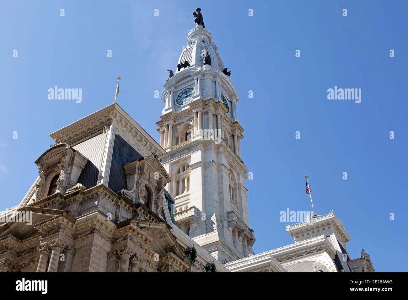 Tower of Philadelphia City Hall a Philadelphia, Stati Uniti. L'edificio comunale fu completato nel 1901 e presenta una torre che porta una statua di William PE Foto Stock