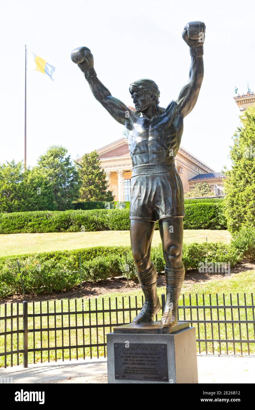 La statua di Rocky a Philadelphia, Stati Uniti. La statua in bronzo di Rocky Balboa, interpretata da Sylvester Stallone, è stata presentata nel film "Rocky III". Foto Stock