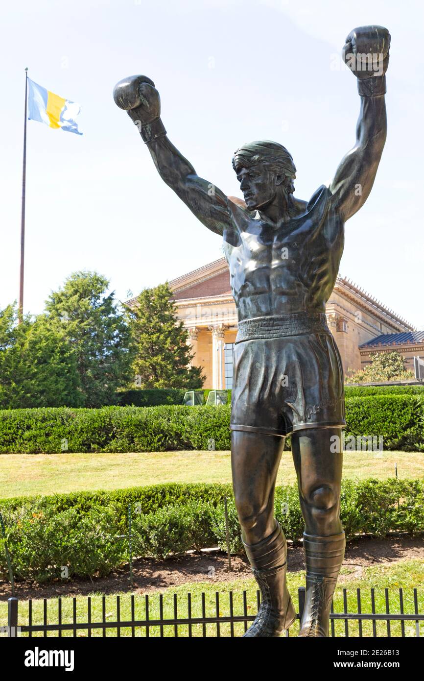 La statua di Rocky a Philadelphia, Stati Uniti. La statua in bronzo di Rocky Balboa, interpretata da Sylvester Stallone, è stata presentata nel film "Rocky III". Foto Stock