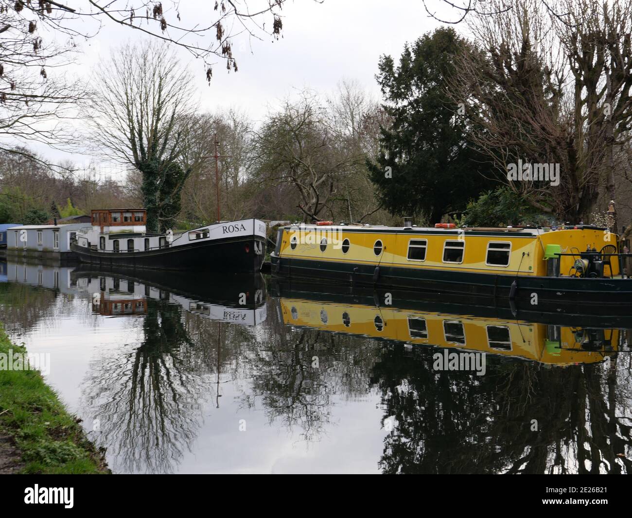 Il Grand Union Canal in Inghilterra fa parte del sistema dei canali britannici. La sua linea principale inizia a Londra e termina a Birmingham, che si estende per 137 miglia con 166 chiuse. Ha armi a luoghi come Leicester, Slough, Aylesbury, Wendover e Northampton. Fornisce grandi percorsi ciclabili e ospita anche un habitat per la fauna selvatica . Foto Stock