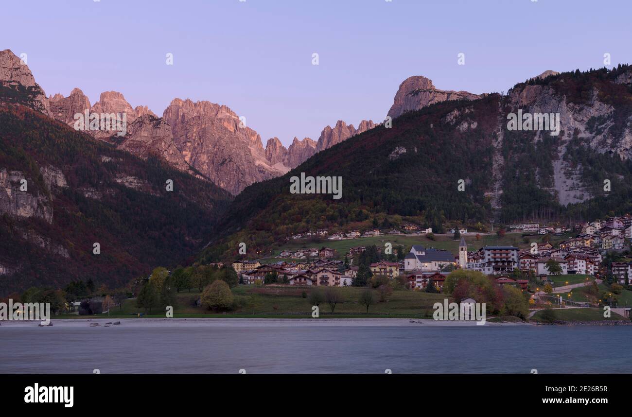 Molveno sul lago di Molveno nelle Dolomiti di Brenta, Patrimonio dell'Umanità dell'UNESCO. Europa, Italia, Trentino Foto Stock