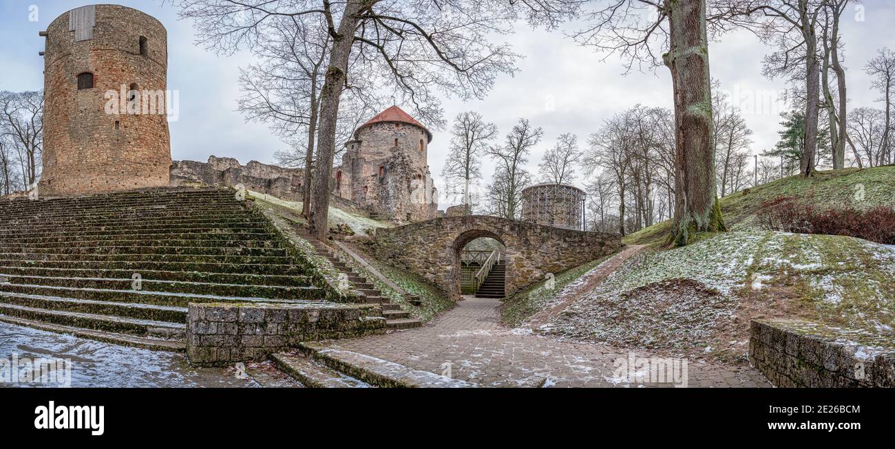 Vista panoramica del vecchio castello medievale in pietra con ponte in pietra e scale nel parco di Cesis, Lettonia Foto Stock