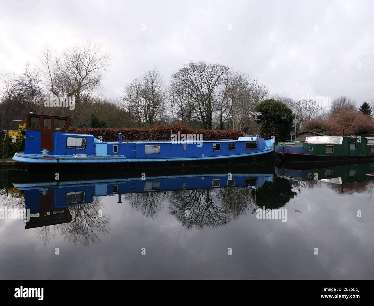 Il Grand Union Canal in Inghilterra fa parte del sistema dei canali britannici. La sua linea principale inizia a Londra e termina a Birmingham, che si estende per 137 miglia con 166 chiuse. Ha armi a luoghi come Leicester, Slough, Aylesbury, Wendover e Northampton. Fornisce grandi percorsi ciclabili e ospita anche un habitat per la fauna selvatica . Foto Stock