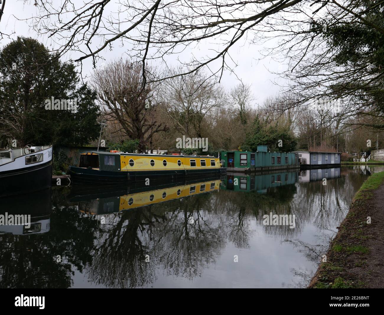 Il Grand Union Canal in Inghilterra fa parte del sistema dei canali britannici. La sua linea principale inizia a Londra e termina a Birmingham, che si estende per 137 miglia con 166 chiuse. Ha armi a luoghi come Leicester, Slough, Aylesbury, Wendover e Northampton. Fornisce grandi percorsi ciclabili e ospita anche un habitat per la fauna selvatica . Foto Stock