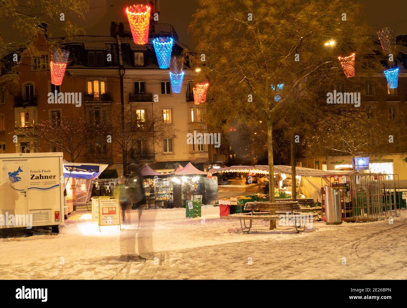 Zuerich, Svizzera - 12 gennaio 2020: Serata invernale innevata in un mercato Foto Stock