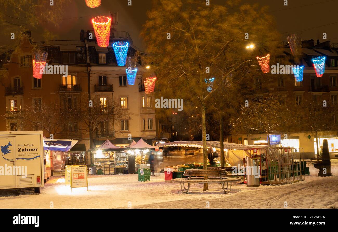 Zuerich, Svizzera - 12 gennaio 2020: Serata invernale innevata in un mercato Foto Stock