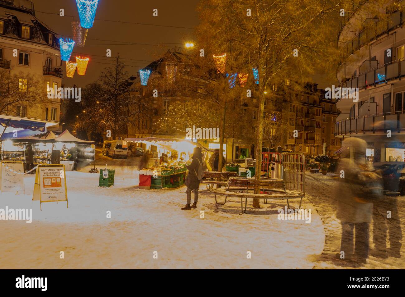 Zuerich, Svizzera - 12 gennaio 2020: Serata invernale innevata in un mercato Foto Stock