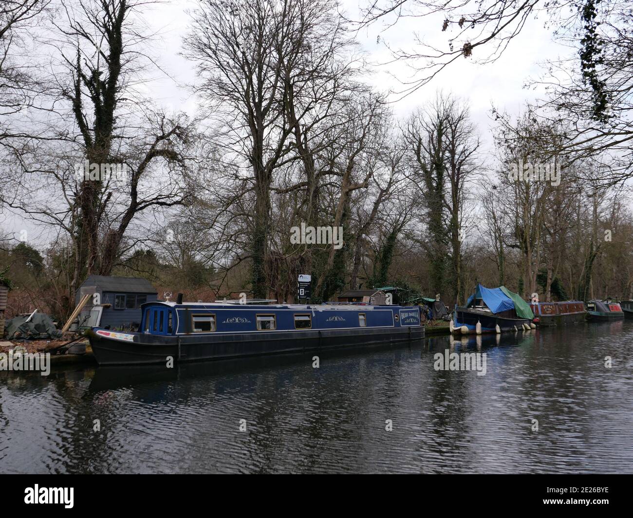 Il Grand Union Canal in Inghilterra fa parte del sistema dei canali britannici. La sua linea principale inizia a Londra e termina a Birmingham, che si estende per 137 miglia con 166 chiuse. Ha armi a luoghi come Leicester, Slough, Aylesbury, Wendover e Northampton. Fornisce grandi percorsi ciclabili e ospita anche un habitat per la fauna selvatica . Foto Stock