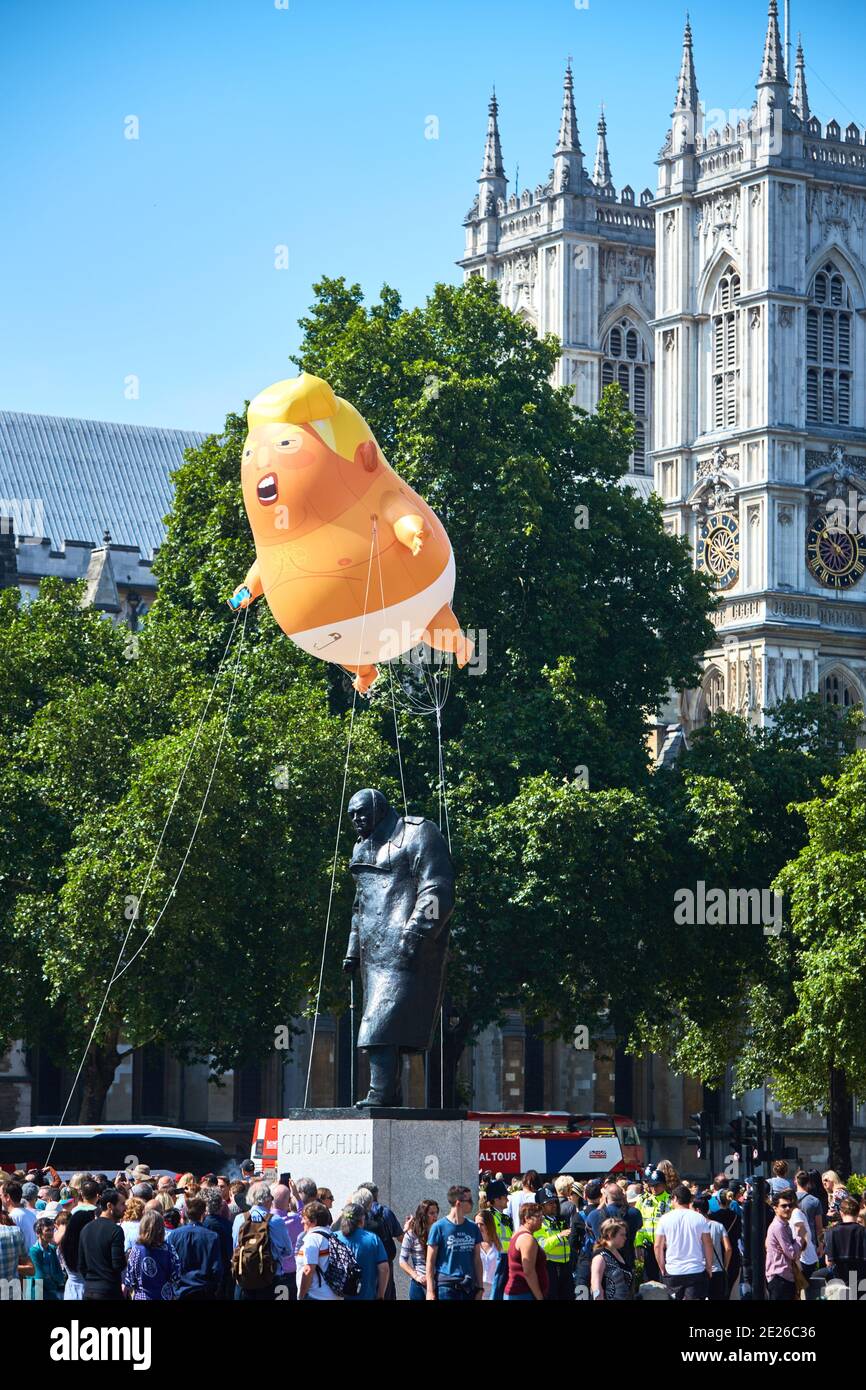 Trump Baby blimp vola in Piazza del Parlamento durante un funzionario Visita del Presidente degli Stati Uniti a Londra Foto Stock