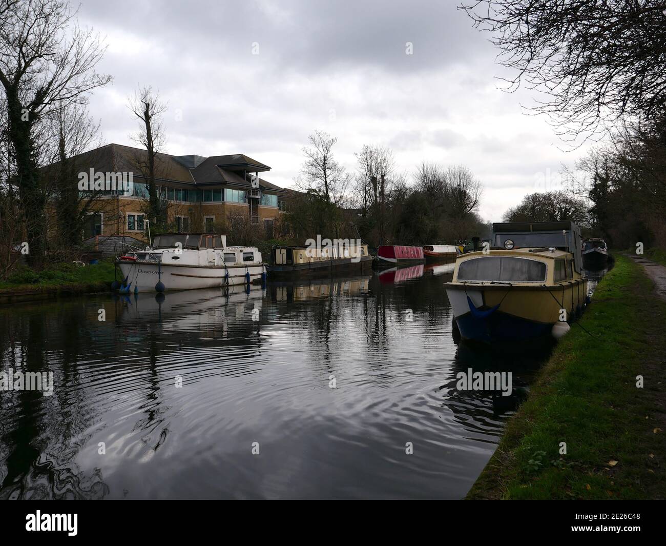 Il Grand Union Canal in Inghilterra fa parte del sistema dei canali britannici. La sua linea principale inizia a Londra e termina a Birmingham, che si estende per 137 miglia con 166 chiuse. Ha armi a luoghi come Leicester, Slough, Aylesbury, Wendover e Northampton. Fornisce grandi percorsi ciclabili e ospita anche un habitat per la fauna selvatica . Foto Stock