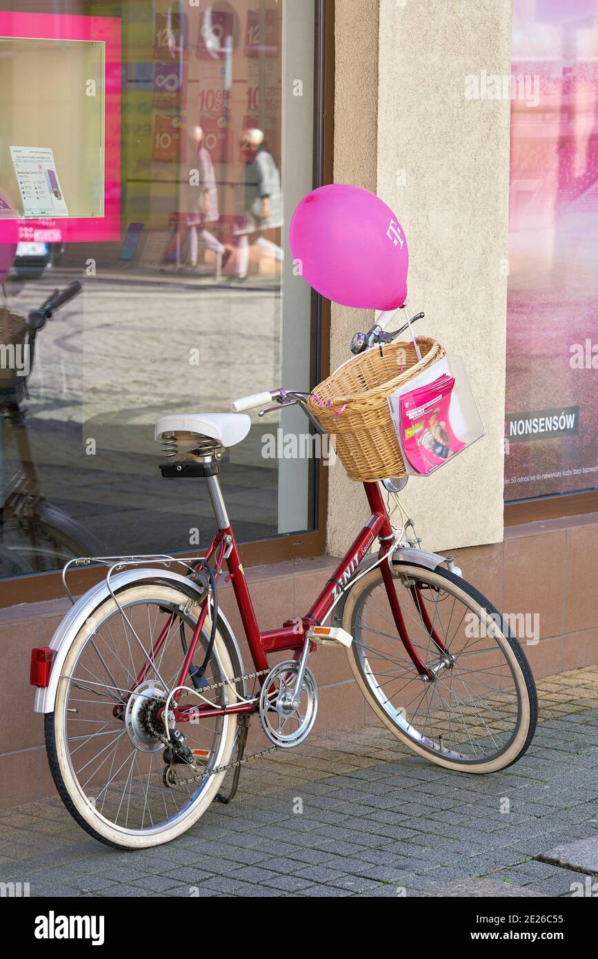 Campagna pubblicitaria Telekom di fronte a una filiale nella Città vecchia di Swinoujscie in Polonia Foto Stock