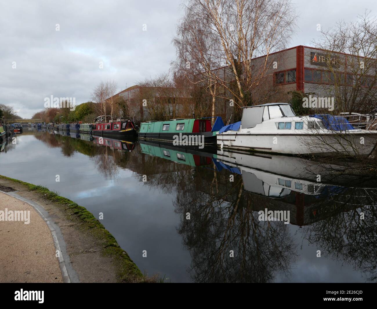 Il Grand Union Canal in Inghilterra fa parte del sistema dei canali britannici. La sua linea principale inizia a Londra e termina a Birmingham, che si estende per 137 miglia con 166 chiuse. Ha armi a luoghi come Leicester, Slough, Aylesbury, Wendover e Northampton. Fornisce grandi percorsi ciclabili e ospita anche un habitat per la fauna selvatica . Foto Stock