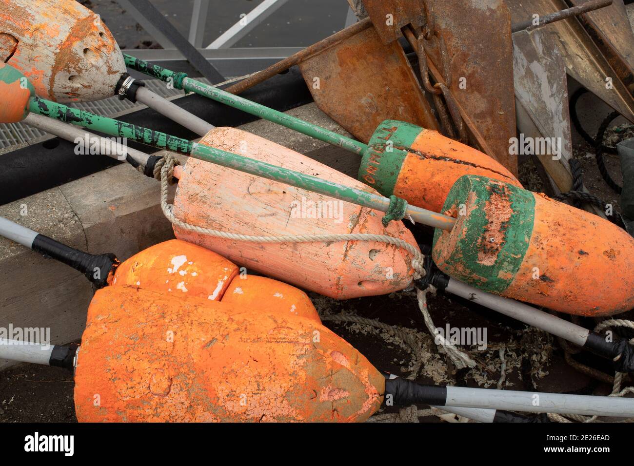 A riva nella costa del New Hampshire. Le boe arancioni riposano accanto alle barche da pesca sul mare nella regione Seacoast del New Hampshire. Regione di Rye NH. Foto Stock
