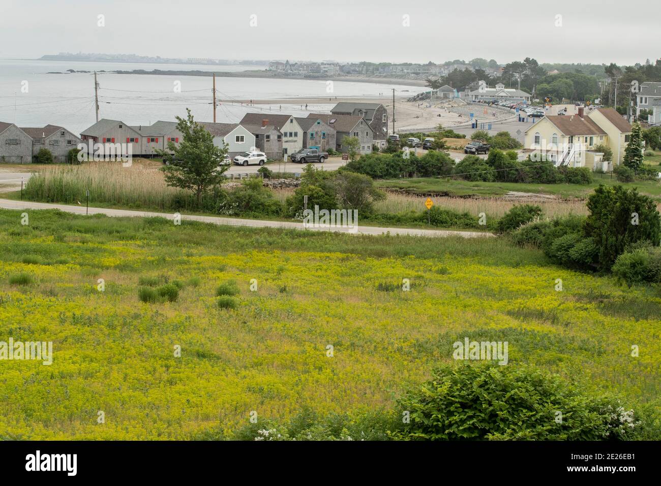 Vecchie case di pesce linea la riva a North Beach, Rye, New Hampshire. Anni fa le case di pesce sono state usate dai pescatori per riparare la loro linea, reti ecc. ora pri Foto Stock