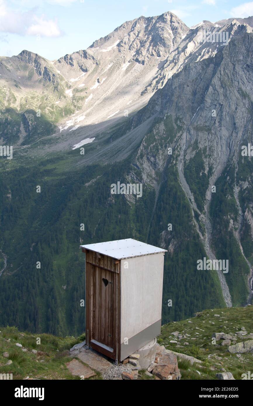 Die einsame Toilette des Lagginbiwaks in den Walliser Alpen Foto Stock