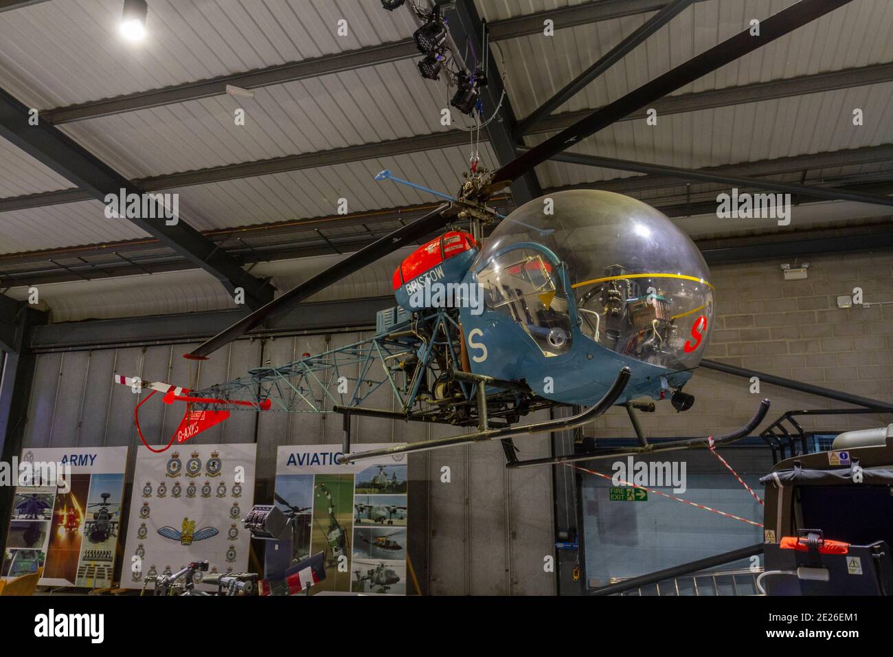 Un elicottero Bell 47G-4A in mostra al Museo dell'aviazione militare di Stockbridge, Hampshire, Regno Unito. Foto Stock