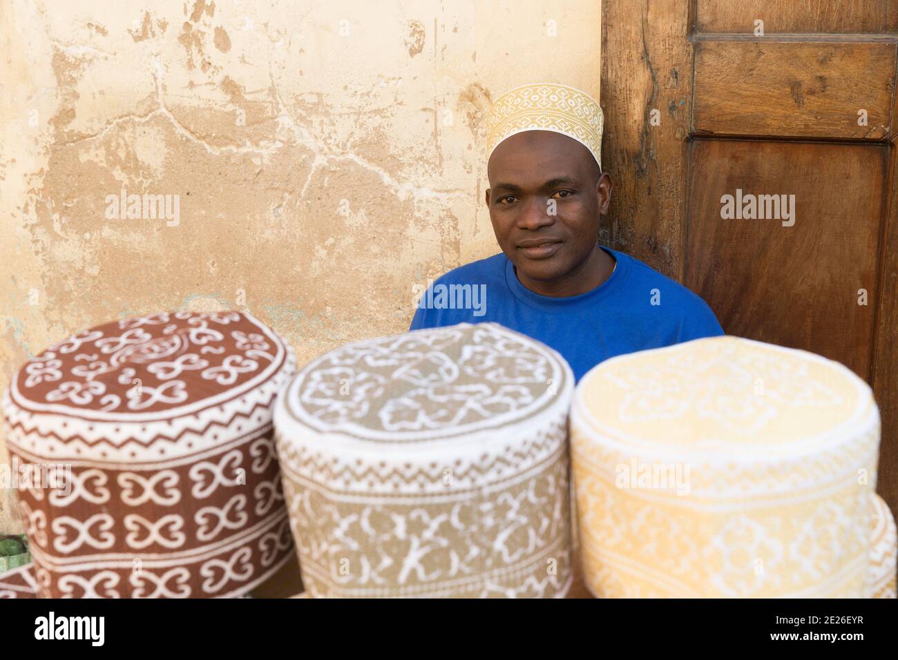 Ritratto di uomo che indossa un cappello Kofia che vende cappelli Koia Foto Stock