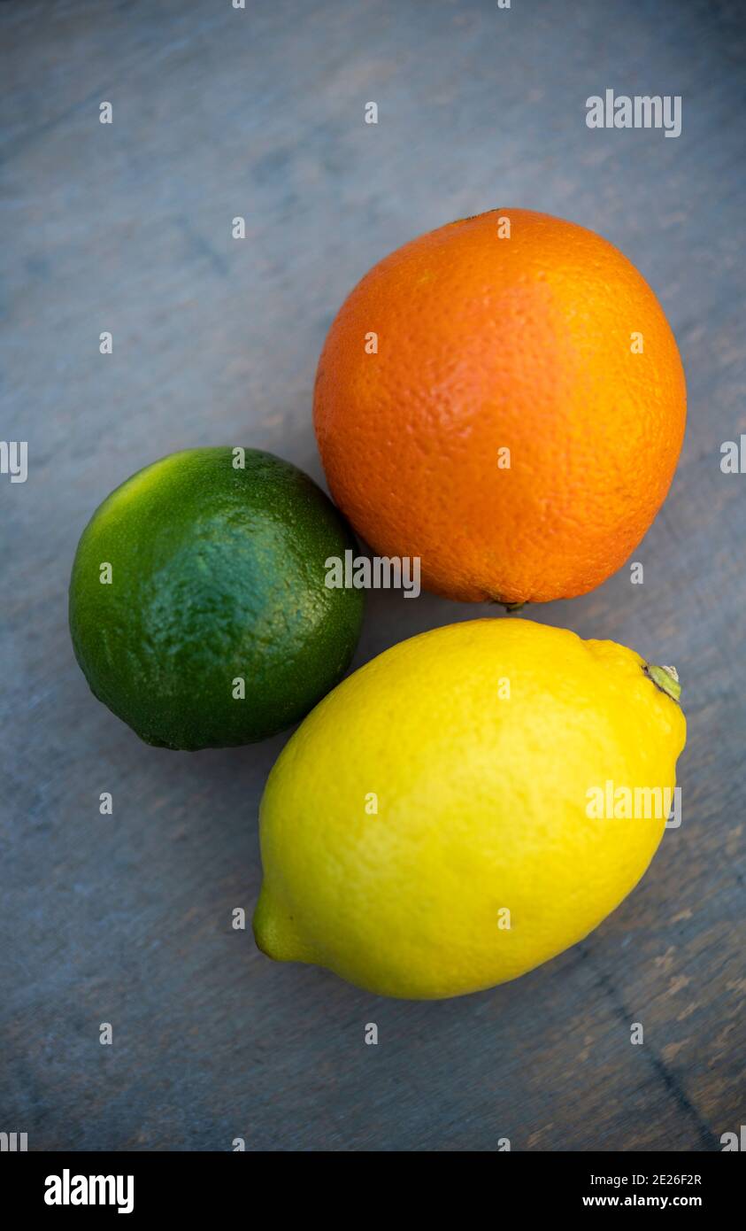 Vita morta di tre agrumi, un arancio, un lime e un limone Foto Stock