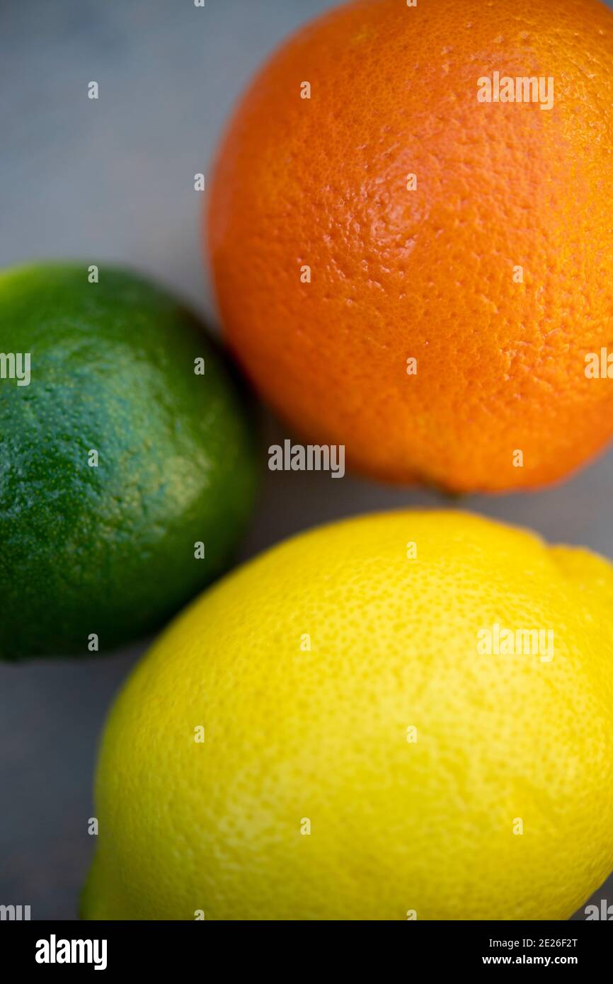 Vita morta di tre agrumi, un arancio, un lime e un limone Foto Stock