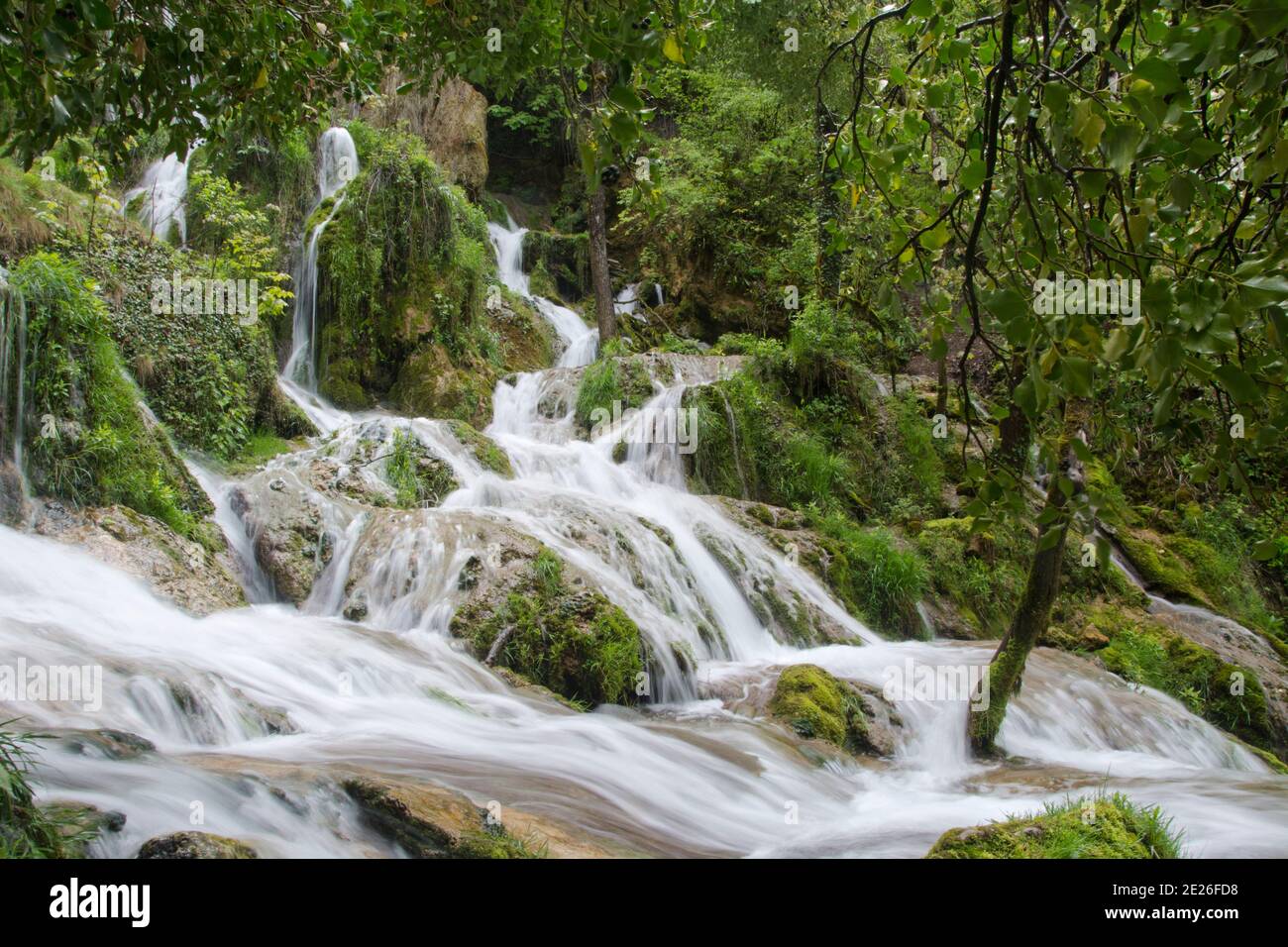 Der märchenhafte Wasserfall des Syratus, ein Zufluss der Loue im französischen Jura Foto Stock