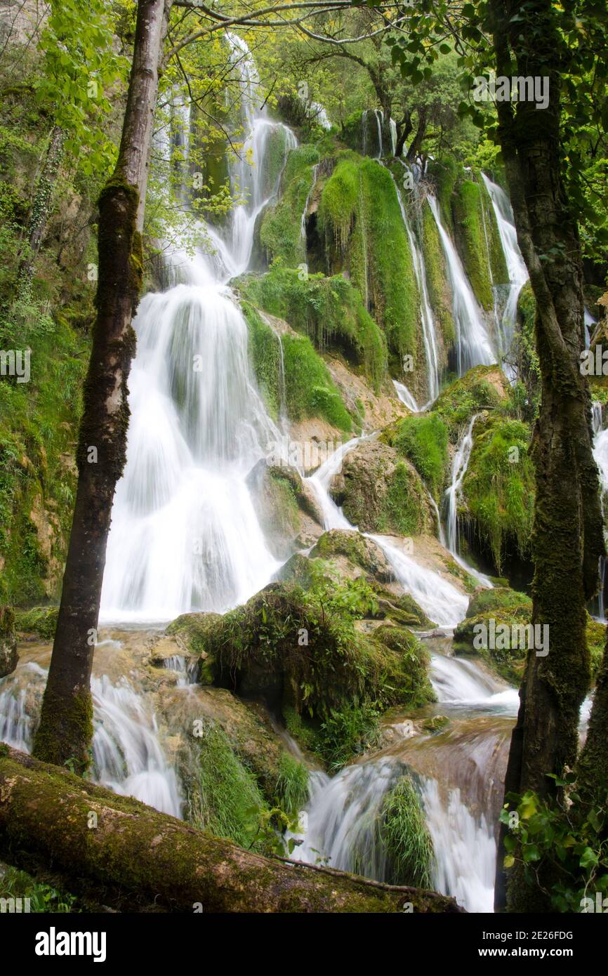 Der märchenhafte Wasserfall des Syratus, ein Zufluss der Loue im französischen Jura Foto Stock