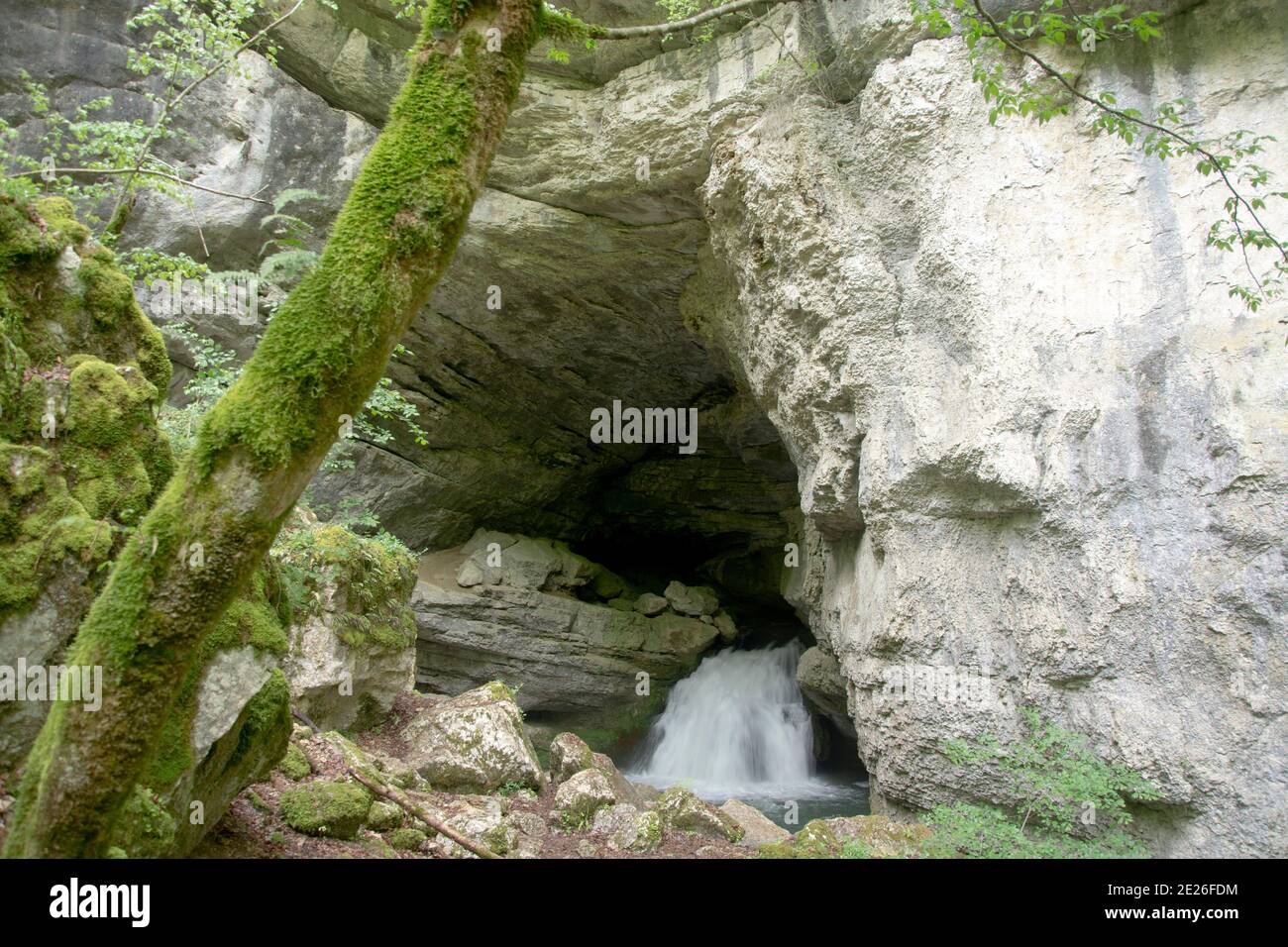 Die spektakuläre Karstquelle des Pontet, einem Zufluss der Loue im französischen Jura Foto Stock