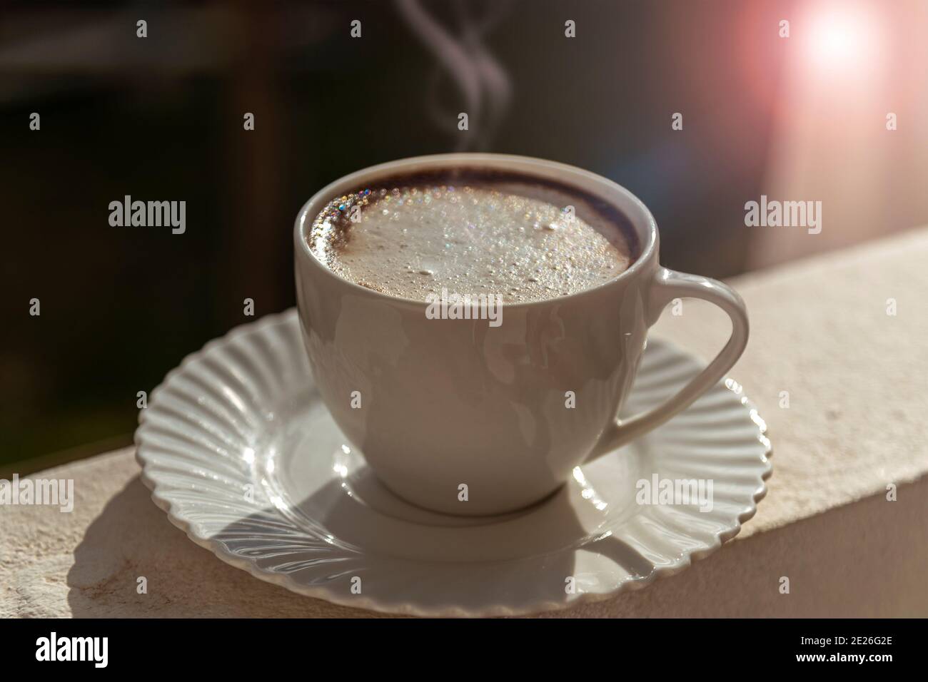 Una tazza di cappuccino alla luce del sole, primo piano Foto Stock