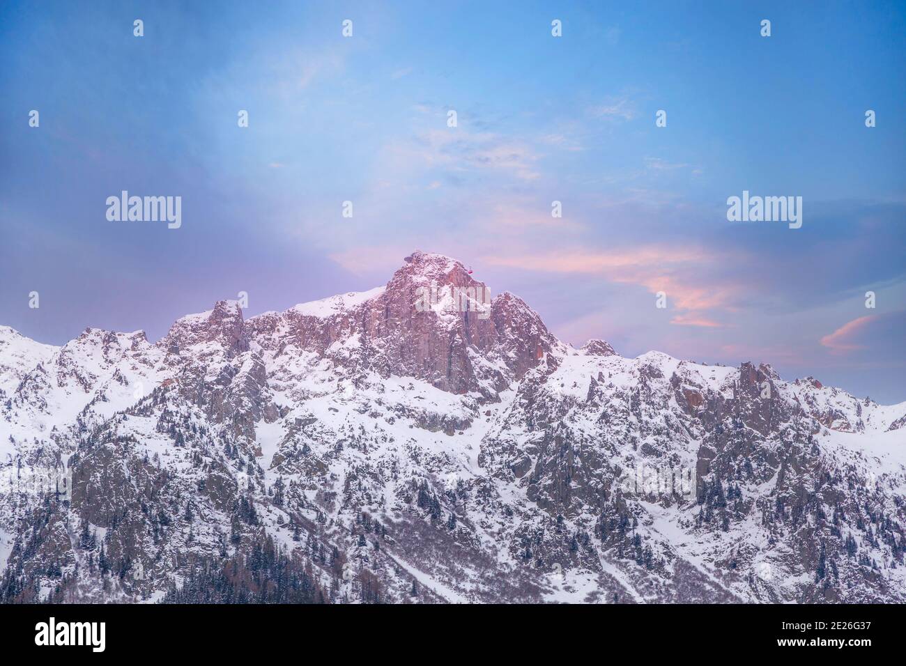 Chamonix Mont Blanc, Francia inverno tramonto montagna sci fondo. Funivia cabina tram, alte cime innevate nelle Alpi francesi Foto Stock