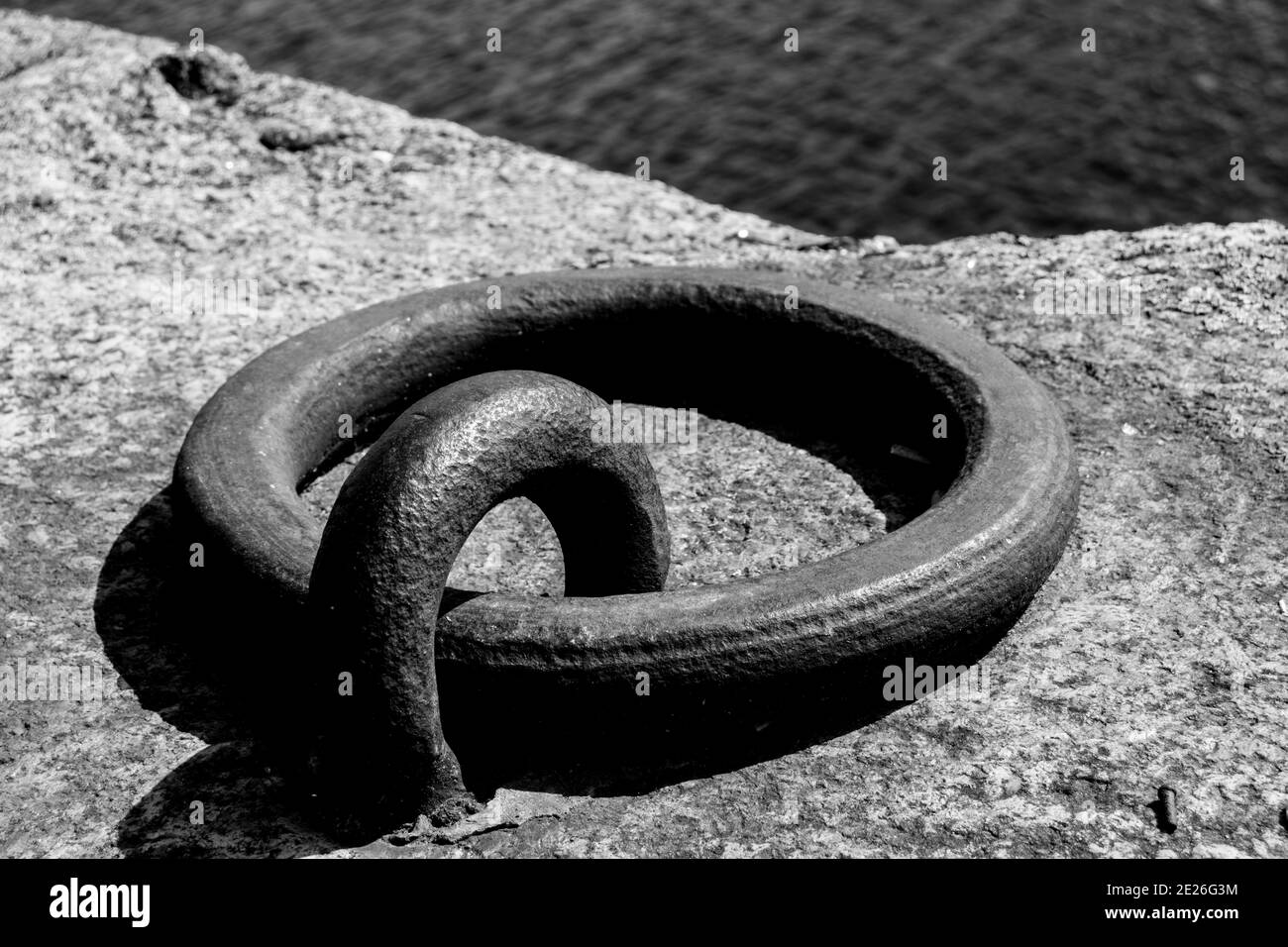 Anello di ormeggio in ferro solido sul lato della banchina Foto stock -  Alamy