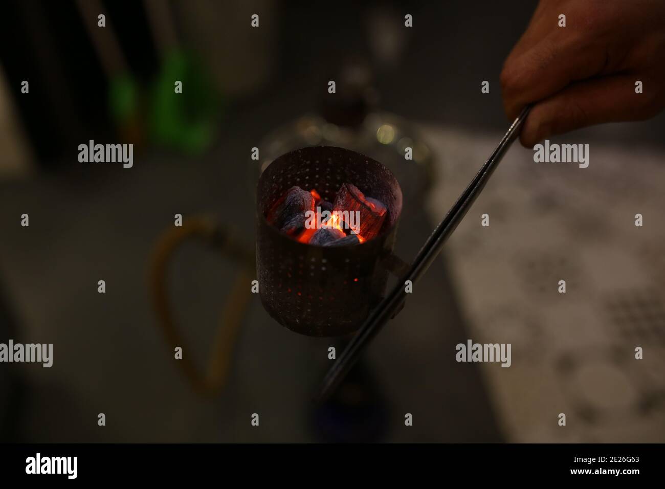 Shisha fuoco turco hookah nel caffè. Acquedotti turchi. Acquedotti ottomani Foto Stock