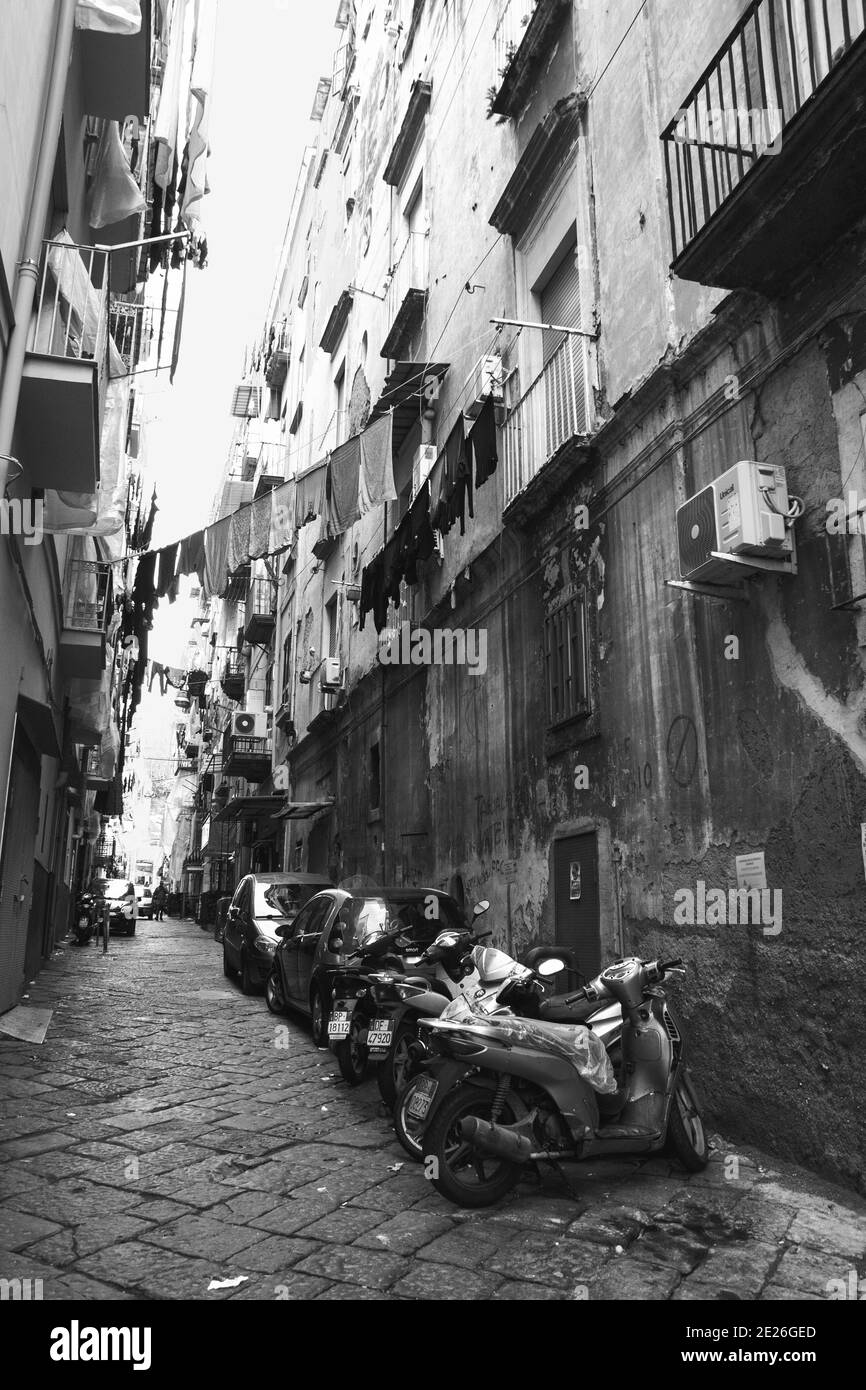 NAPOLI, ITALIA - 15 DICEMBRE 2019: Stradine in centro nel quartiere Rione Sanita di Napoli quartiere Stella con lavanderia pensile, traffico A. Foto Stock