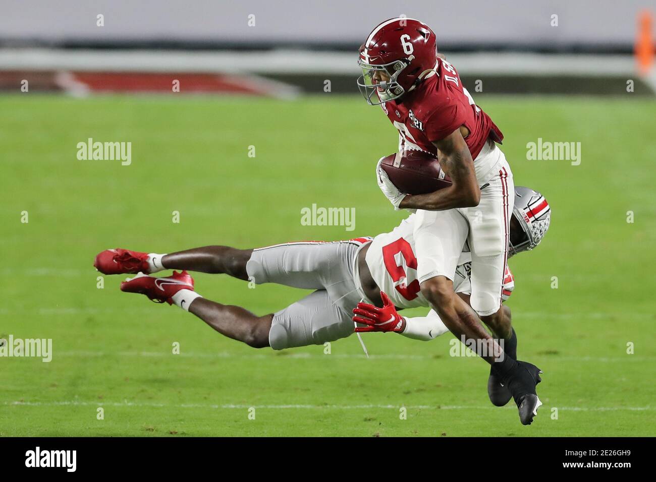 Miami Gardens, Florida, Stati Uniti. 11 Gennaio 2021. Alabama Crimson Tide Wide Receiver DEVONTA SMITH (6) viene affrontato da Ohio state Buckeyes Cornerback MARCUS WILLIAMSON (21) durante il campionato nazionale di calcio del College Playoff all'Hard Rock Stadium di Miami Gardens, Florida. Alabama ha vinto 52:24. Credit: Cory Knowlton/ZUMA Wire/Alamy Live News Foto Stock