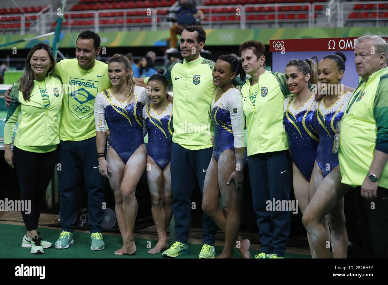 Squadra femminile brasiliana al Rio 2016 Giochi Olimpici estivi ginnastica artistica. Atleti con allenatore Iryna Ilyashenko prima della concorrenza Foto Stock