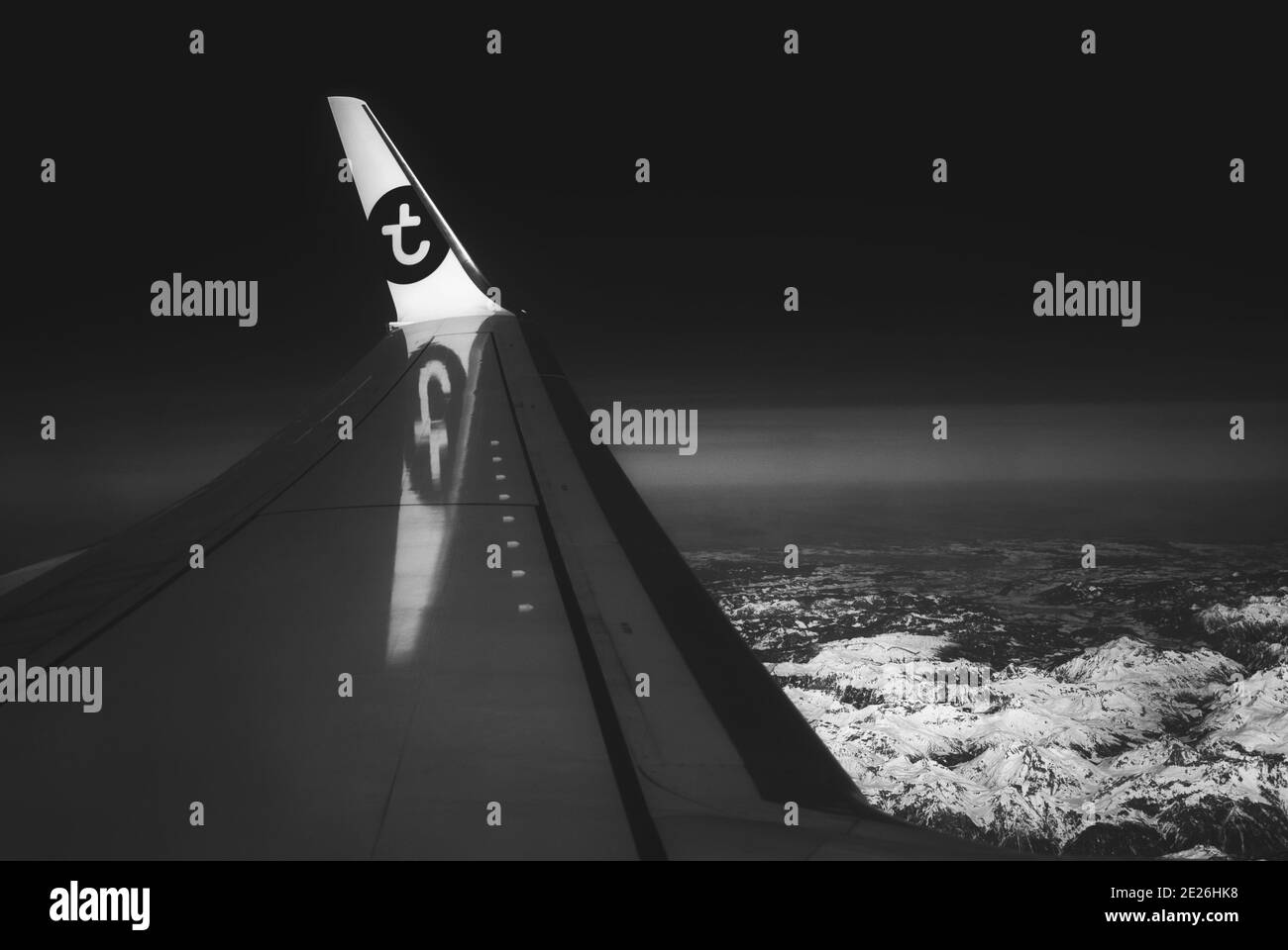 FRANCIA - 25 FEBBRAIO 2019: Aereo Transavia che sorvola montagne innevate (vista dalla finestra sull'ala e sul paesaggio). La compagnia aerea Transavia fa parte Foto Stock