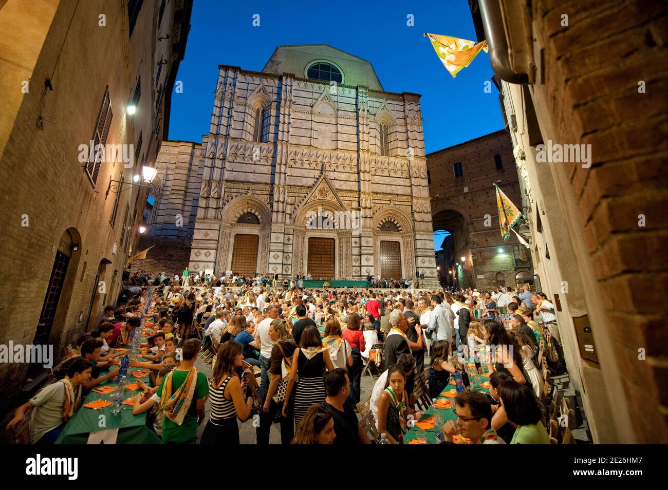 Siena Palio, festeggia di fronte alla chiesa di San Sebastiano in Vallepiatta, Siena, Toscana, Italia Foto Stock