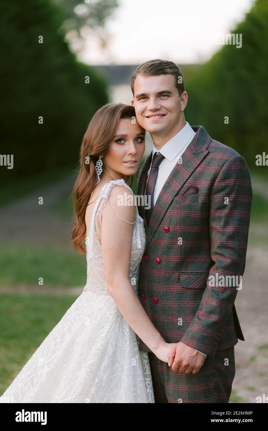 Il ritratto di una sposa stupefacente e di uno sposo sorridente. Sposi felici. Coppia di nozze. Foto di matrimonio Foto Stock
