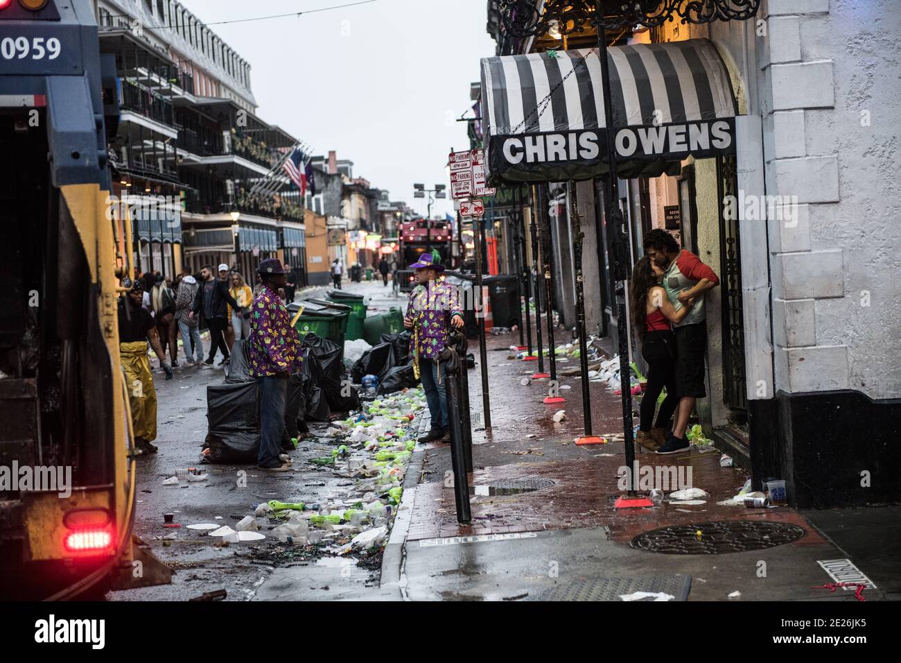 Pulizia dopo la parata di Mardi Gras su St. Charles Avenue a New Orleans, Louisiana, Stati Uniti. Foto Stock