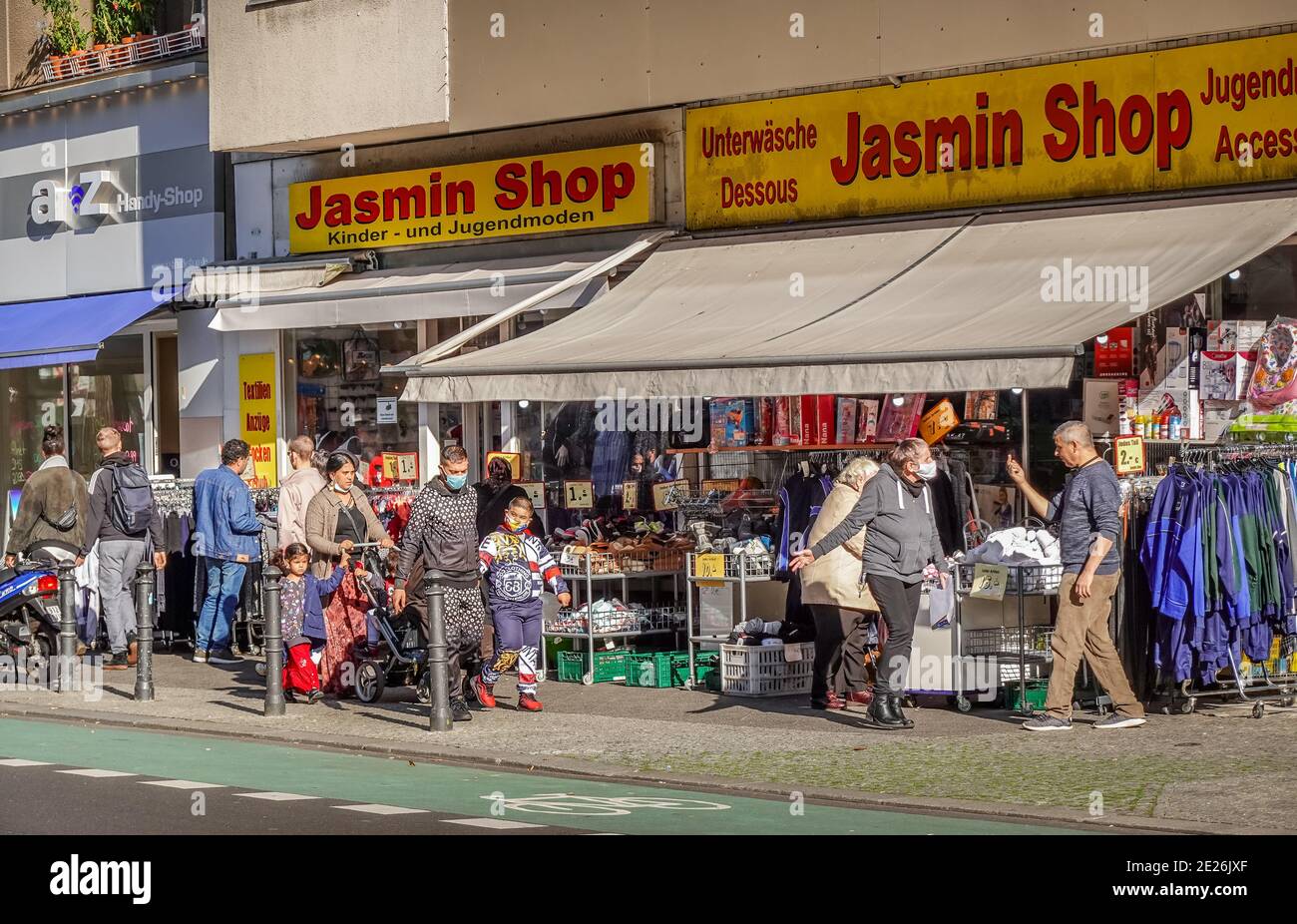 22.10.2020. Straßenszene in Zeiten von Corona. Hotspot Neukölln. Karl-Marx-Strasse, Neukölln, Berlino, Germania - Nessuna versione del modello. Foto Stock