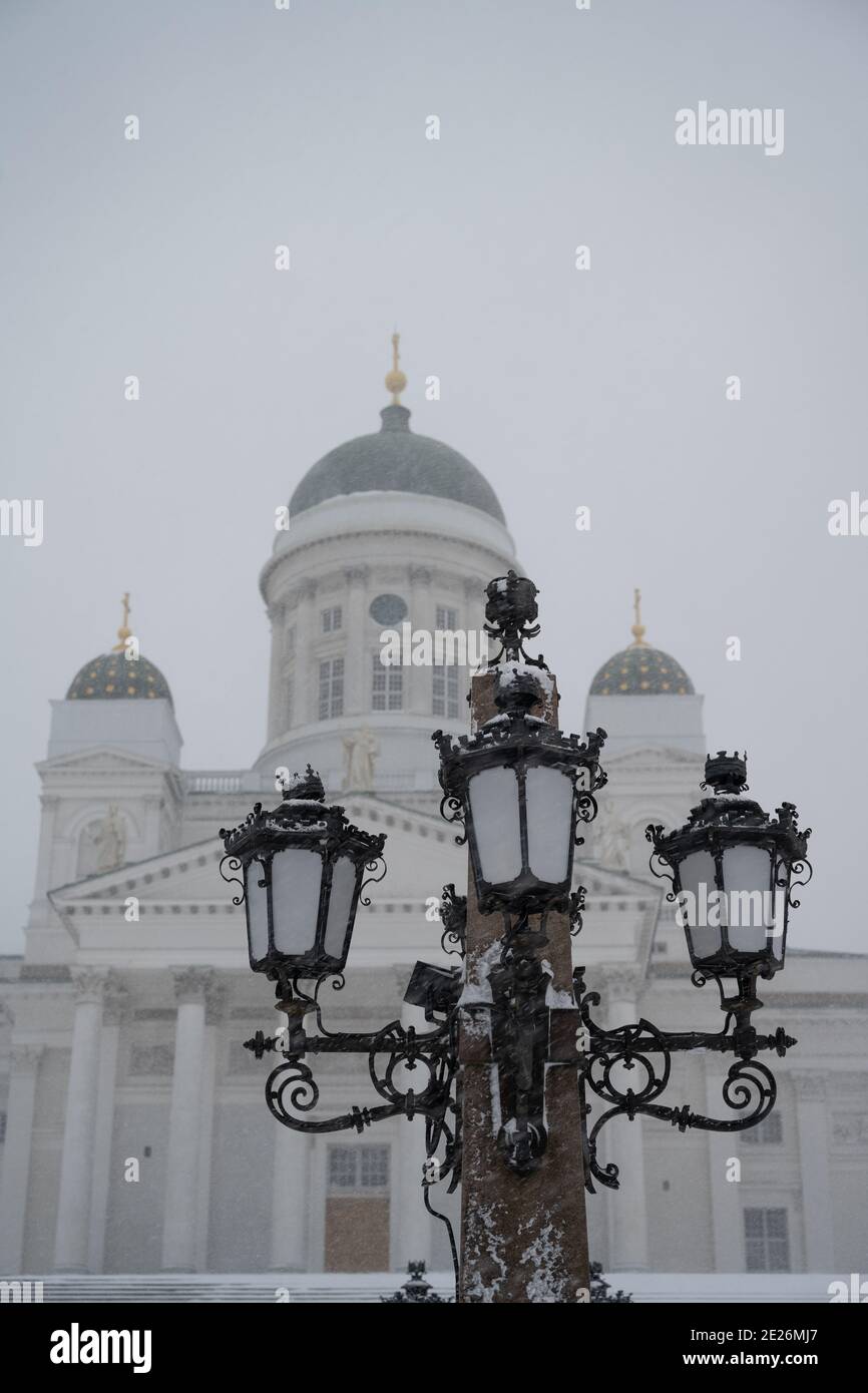 Helsinki, Finlandia: Cattedrale di Helsinki durante la tempesta Toini. Foto Stock