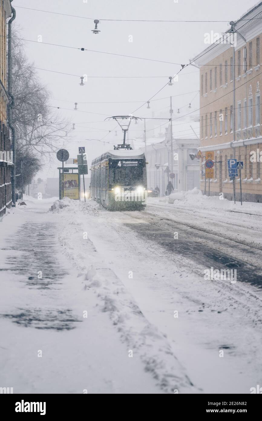 Helsinki, Finlandia: Un tram attraversa la neve causata dalla tempesta Toini. Foto Stock