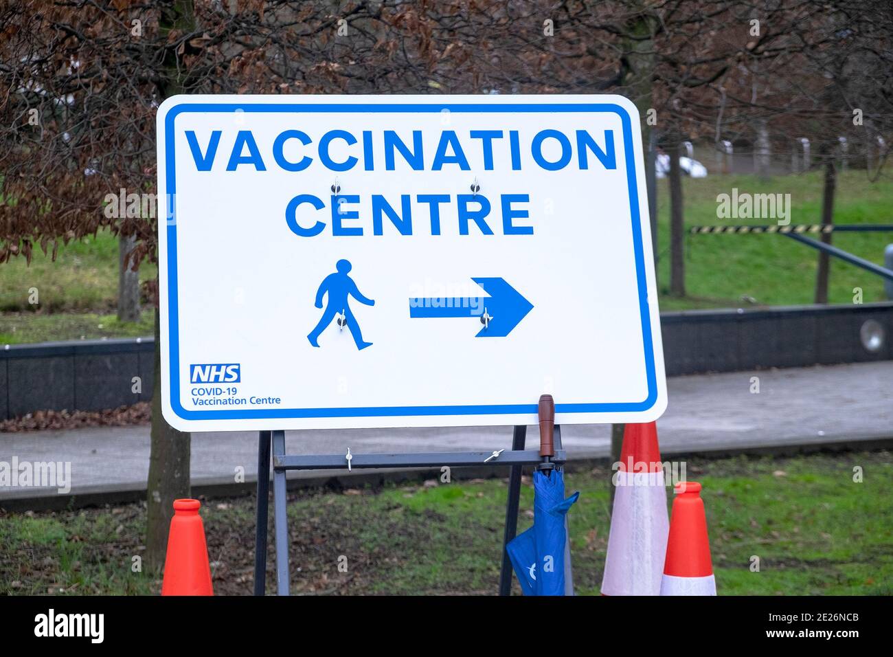 Cartello di direzione del centro di vaccinazione Covid 19 Foto Stock